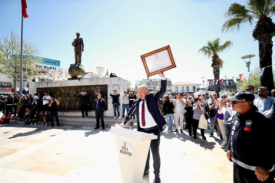 Cumhuriyet Meydanı'nda Çelenk Sunma Töreni