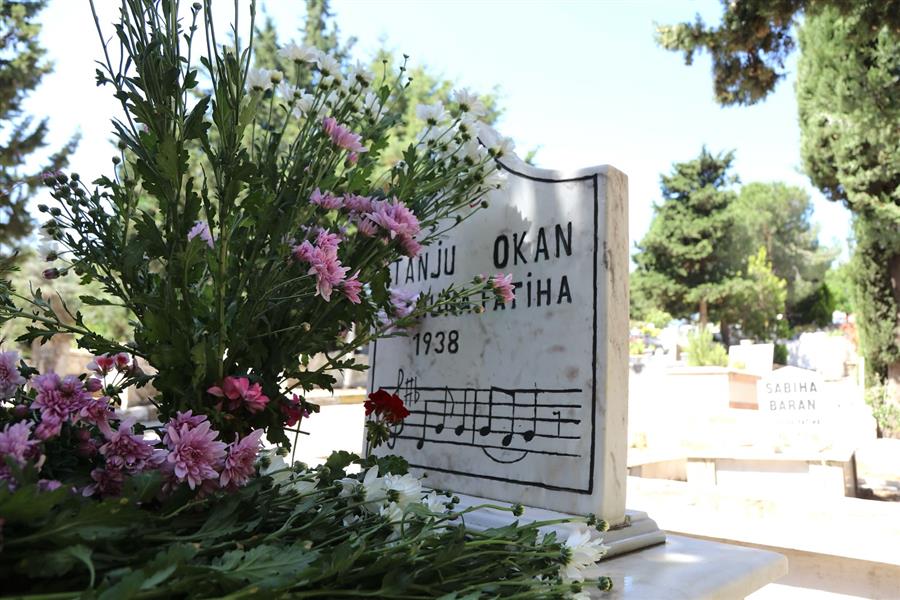 Tanju Okan kabri başında sevgi ve saygıyla anıldı