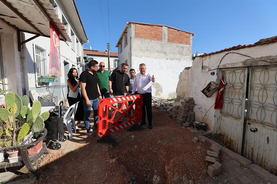 Urla Belediye Başkan Selçuk Balkan doğalgaz çalışması olan bölgeleri ziyaret etti