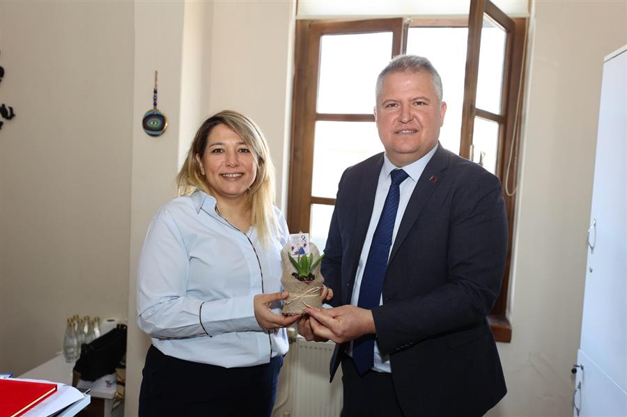 Başkan Selçuk Balkan Belediyede görev yapan kadın çalışma arkadaşlarının Kadınlar gününü kutladı