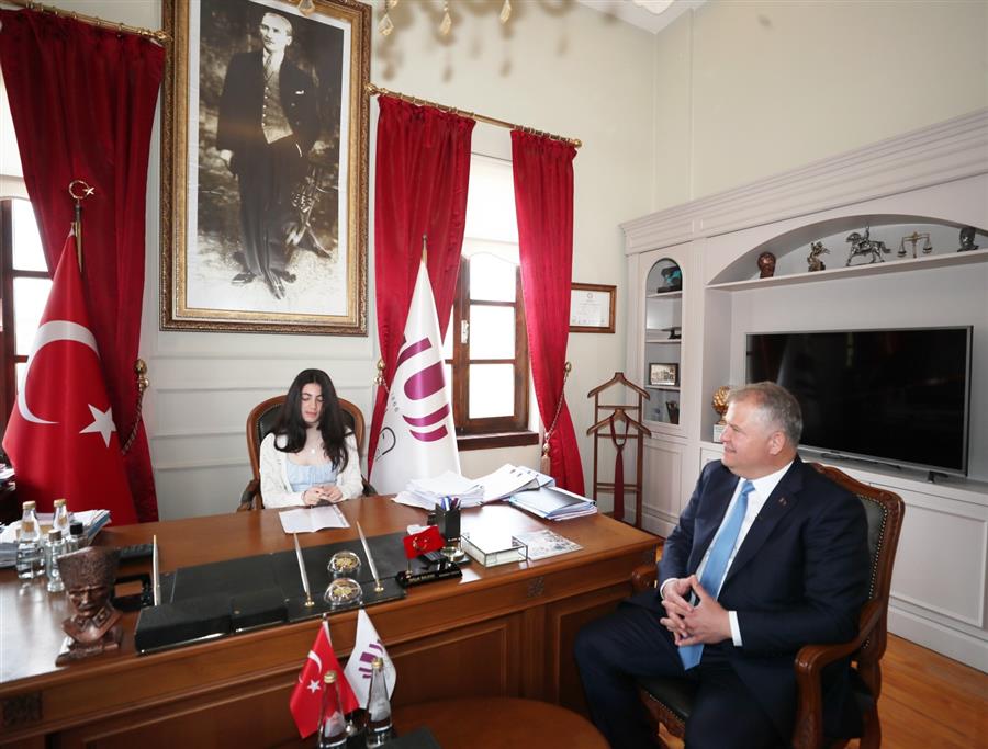 Çocuklar Başkan koltuğunda