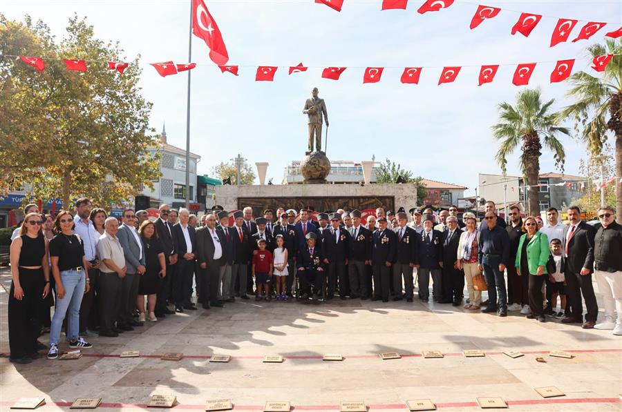 Tüm gazilerimize minnet ve şükranlarımızı sunuyor; aziz şehitlerimizi rahmetle anıyoruz.